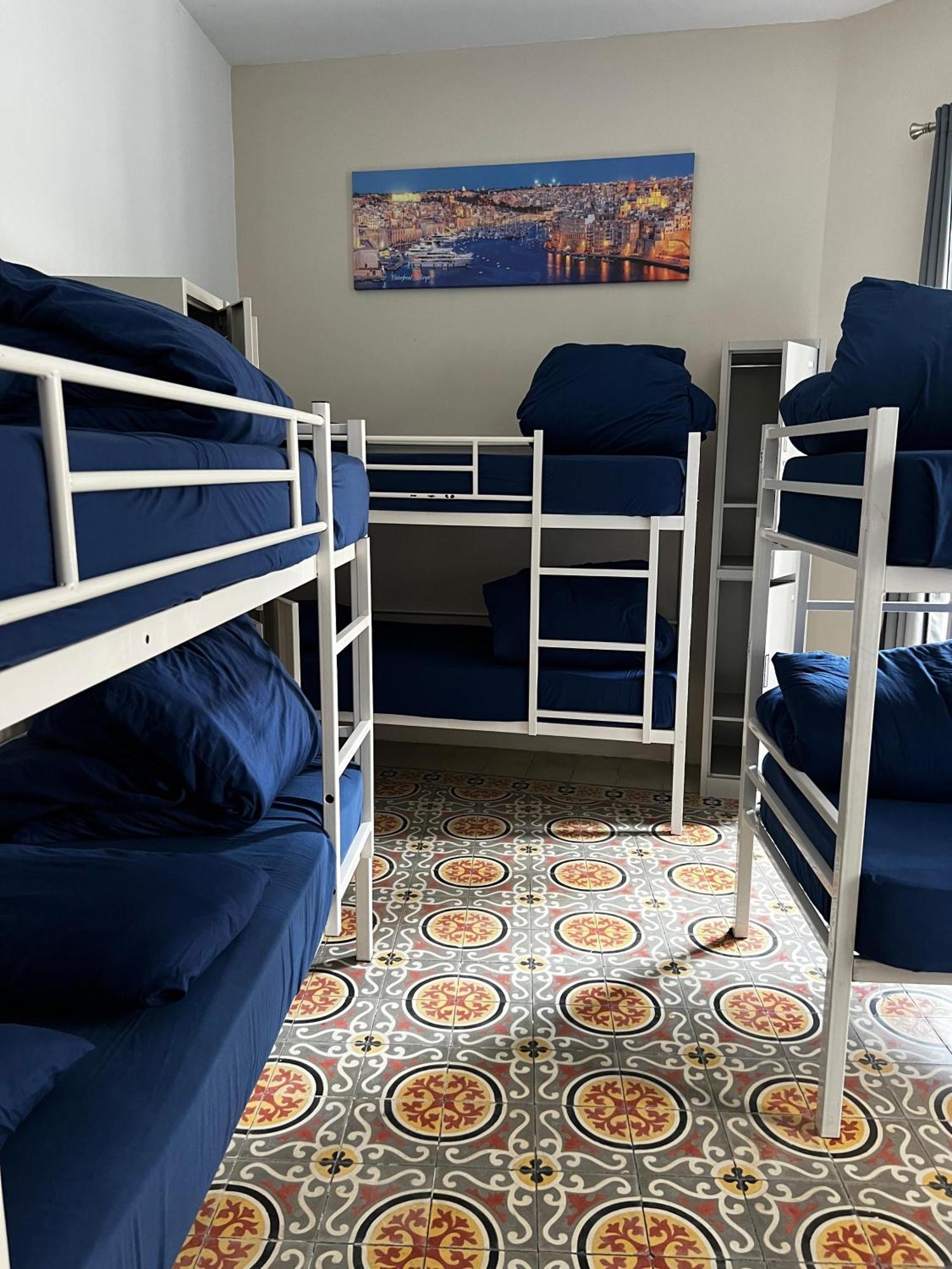 Bookarest Hostel Malta San Ġiljan Extérieur photo