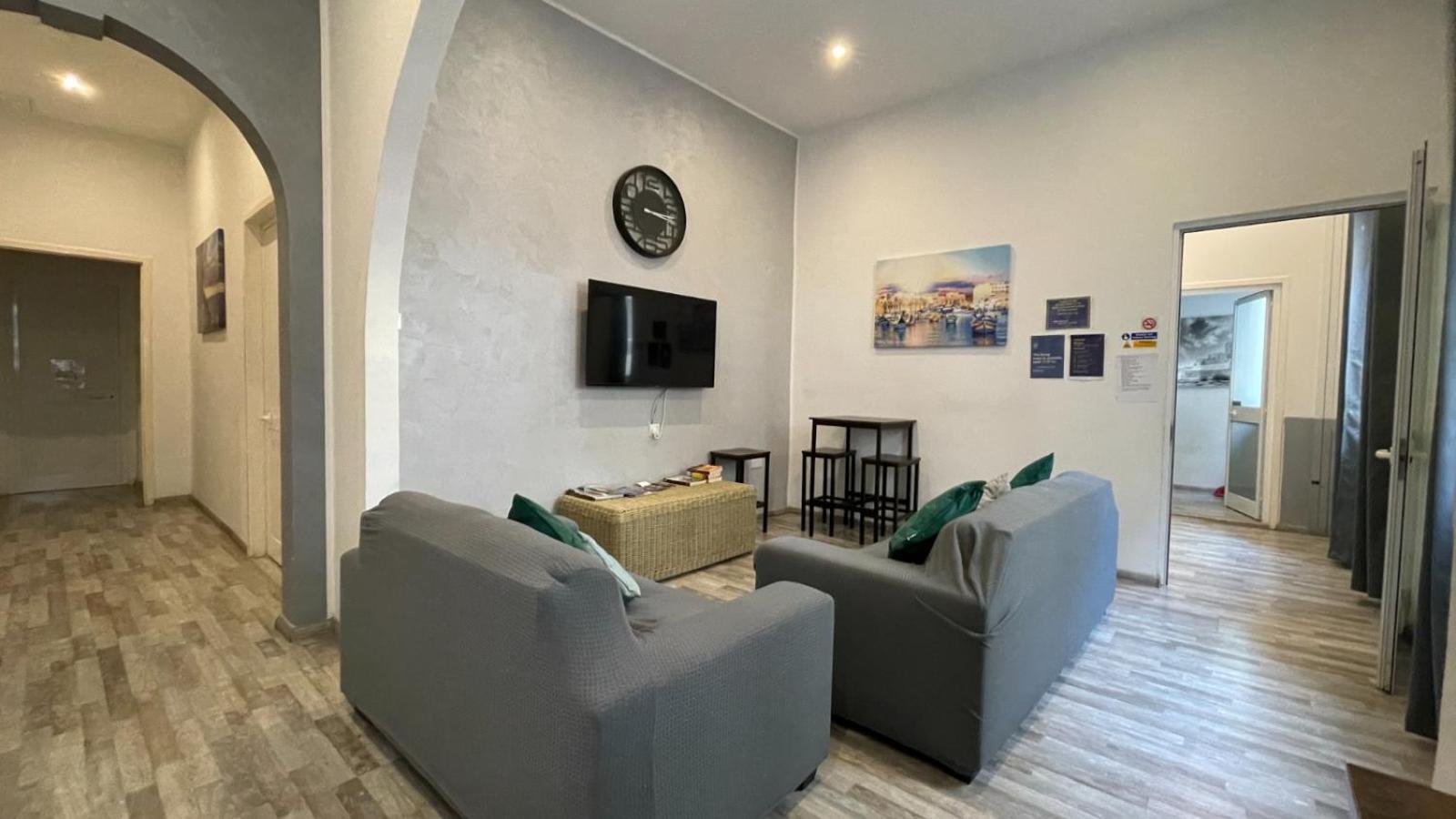 Bookarest Hostel Malta San Ġiljan Extérieur photo