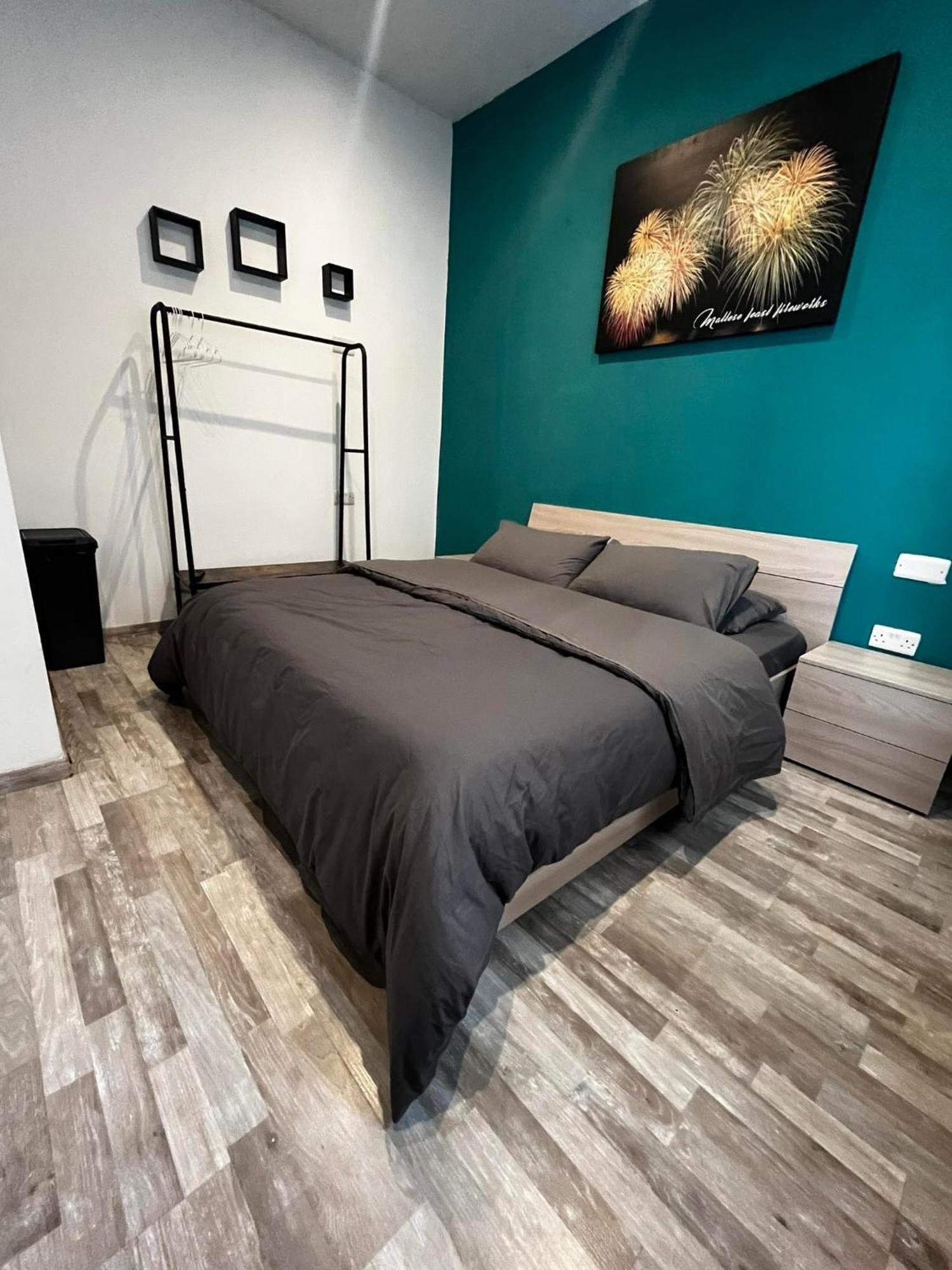 Bookarest Hostel Malta San Ġiljan Extérieur photo